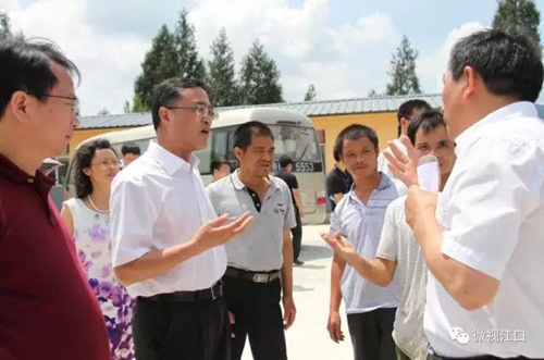 图为贵州省政府副省长陈鸣明带队现场观摩江口县闵孝镇鱼粮溪村“黔馨家园”和残疾人创业就业示范点