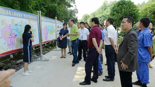 图为现场观摩官和乡非凡土鸡养殖专业合作社