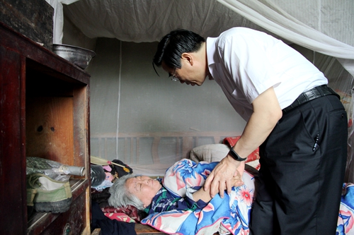 图为调研组一行走访残疾人贫困户