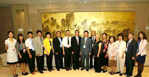 图为会见后合影