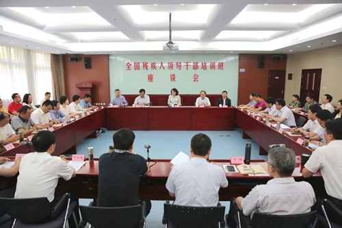 图为座谈会现场