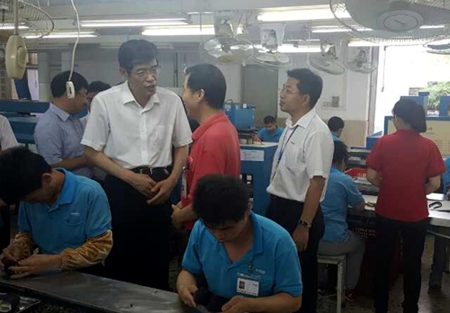 图为鲁勇一行考察残疾人集中就业企业