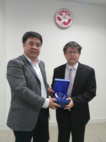 图为与香港特区政府劳工及社会福利局局长萧伟强会见现场