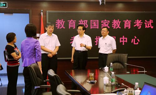 图为程凯副理事长在国家教育考试考务指挥中心调研