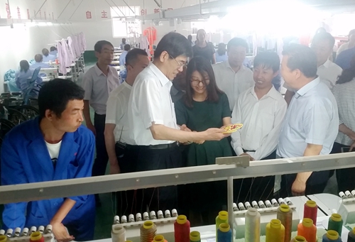 图为鲁勇一行调研残疾人就业扶贫基地