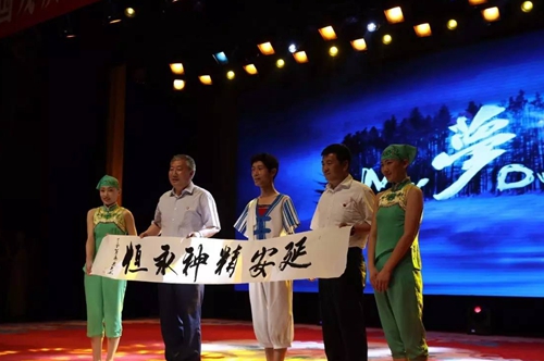 图为向中国延安干部学院表达心意