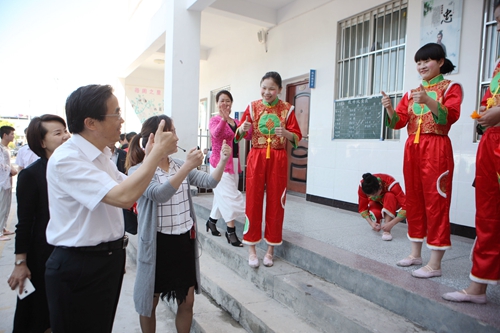 图为调研组与特教学校学生共祝“六一”