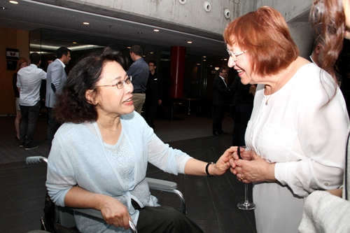 图为海迪主席与克雷文夫人亲切交谈