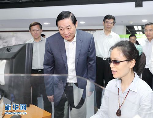 5月19日，在“全国助残日”即将来临之际，中共中央政治局委员、中央书记处书记、中宣部部长刘奇葆到中国盲文出版社调研。这是刘奇葆向一名盲人校对员了解盲文刊物的出版校对工作。新华社记者王晔摄