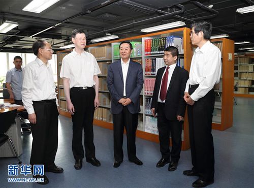 5月19日，在“全国助残日”即将来临之际，中共中央政治局委员、中央书记处书记、中宣部部长刘奇葆到中国盲文出版社调研。新华社记者王晔摄