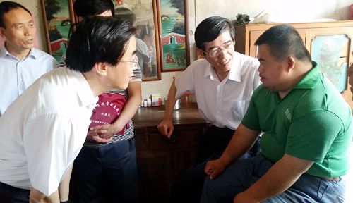 图为鲁勇一行走访慰问残疾人贫困户
