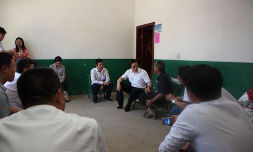 图为调研组实地走访贫困残疾人家庭