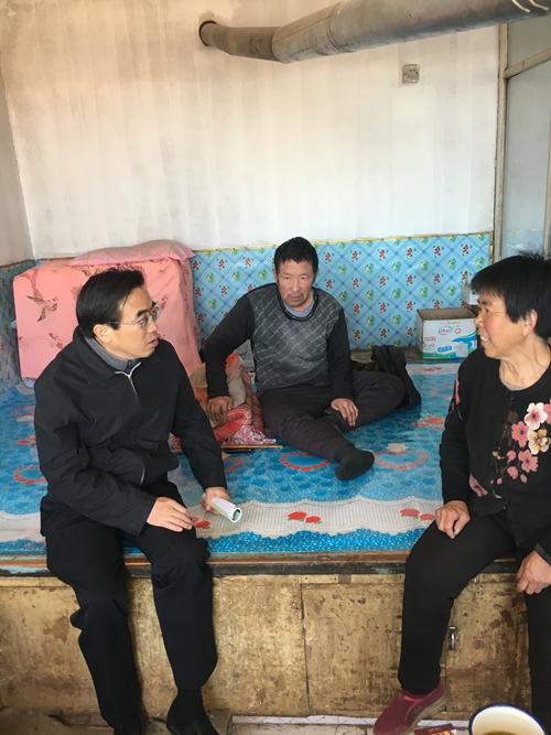 图为走访慰问贫困残疾人家庭