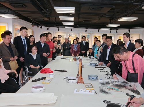 图为海迪主席观看残疾人艺术家现场挥毫泼墨