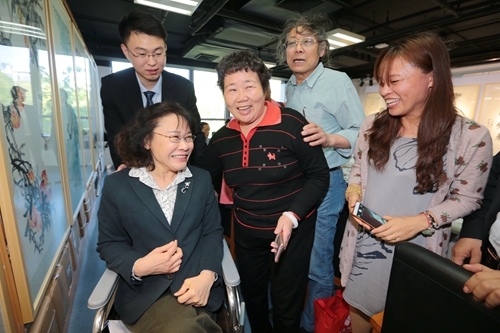 图为海迪主席与出席活动的嘉宾亲切交谈