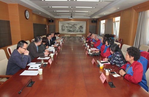 图为座谈现场