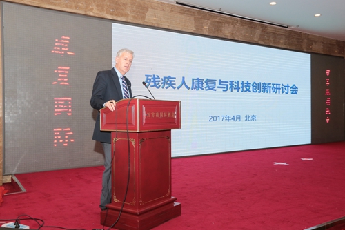 图为康复国际北美区主席迈克尔·布若基利（Michael Brogioli）在会上发言