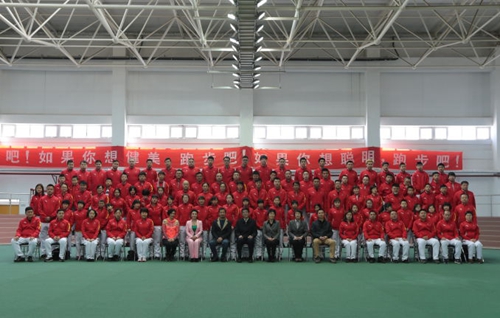 图为出征仪式上合影