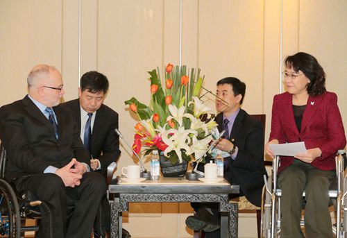 图为海迪主席会见菲利普·克雷文