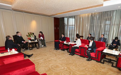 图为海迪主席和菲利普·克雷文就举办北京2022年冬残奥会交换意见