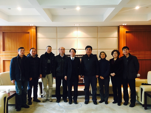 图为研讨会后与会人员合影
