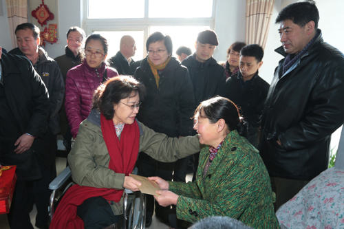 图为海迪主席在偏桥村亲切慰问贫困残疾人和他们的亲属