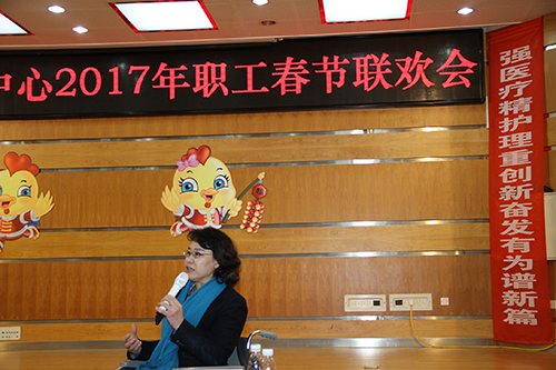 图为海迪主席亲切慰问中国康复研究中心医护人员