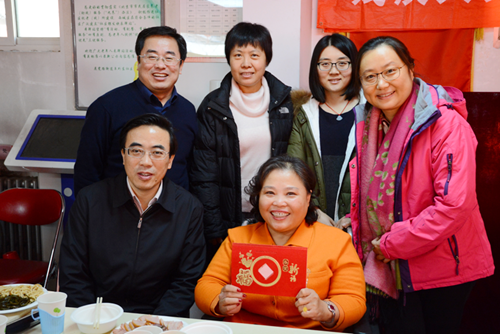 图为与中心残疾人朋友恭贺新春