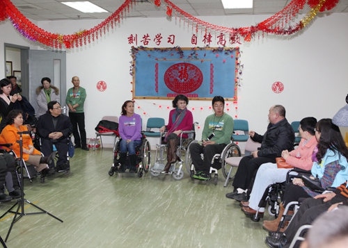 图为海迪主席听取东城残联介绍中途之家情况