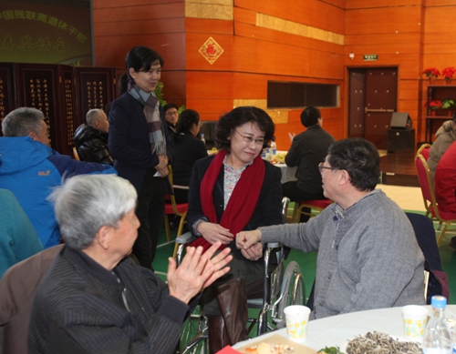 图为海迪主席与退休老干部亲切交谈