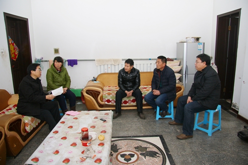 图为走访慰问残疾人家庭