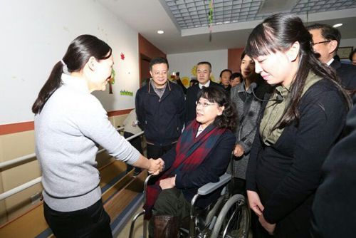 海迪主席与儿童康复部的工作人员亲切交谈
