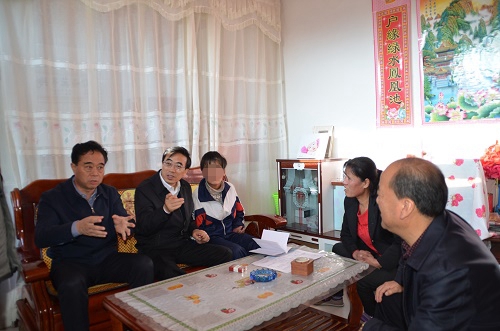 图为调研组探访未入学残疾儿童家庭