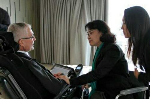 图为张海迪主席与参加会见的英国萧伯纳基金会达特沃斯博士亲切会谈