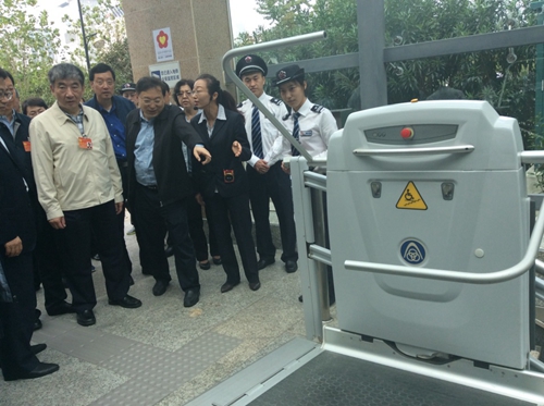 图为视察现场