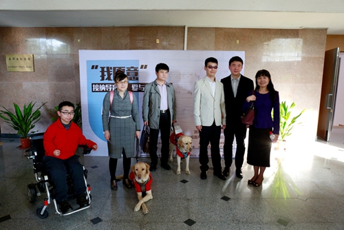 图为导盲犬使用者呼吁接纳导盲犬
