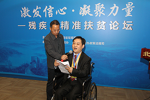 图为脱贫致富典型黄勇讲述脱贫故事