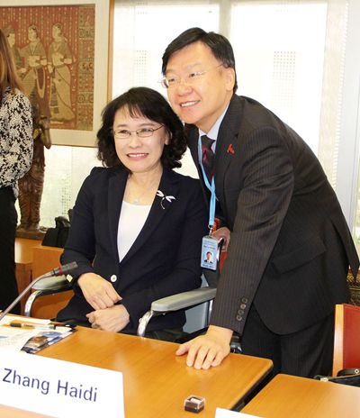图为张海迪会见世界卫生组织助理总干事任明辉并交谈