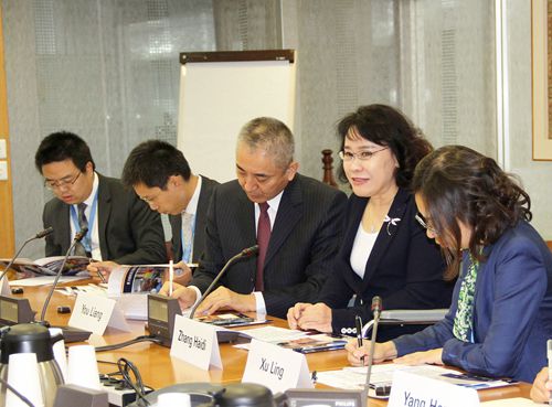 图为张海迪主席在座谈会上介绍中国残疾人事业最新成就