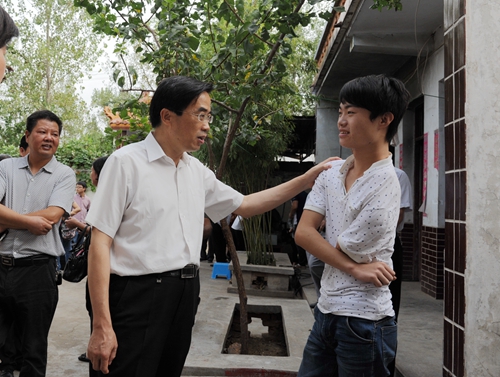 图为中国残联副理事长程凯一行走访慰问残疾人