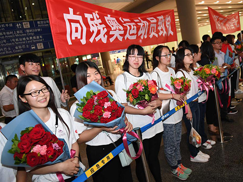 9月20日，北京建筑大学学生代表在首都国际机场等候残奥代表团抵达。当日，里约残奥会中国代表团抵达北京首都国际机场，受到接机群众的热烈欢迎。 新华社记者贺长山摄