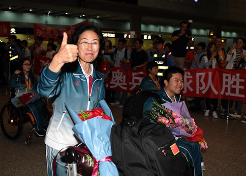 9月20日，里约残奥会中国代表团乒乒球队领队仉兴玉在首都国际机场向接机群众致意。当日，里约残奥会中国代表团抵达北京首都国际机场，受到接机群众的热烈欢迎。 新华社记者贺长山摄