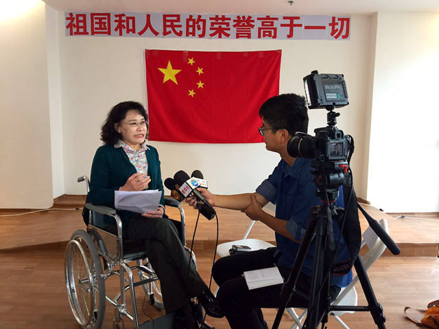 张海迪接受新华社记者专访——新华社记者顾涓摄