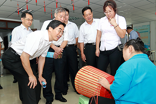 图为与会人员现场观摩残疾人托养服务日间照料机构