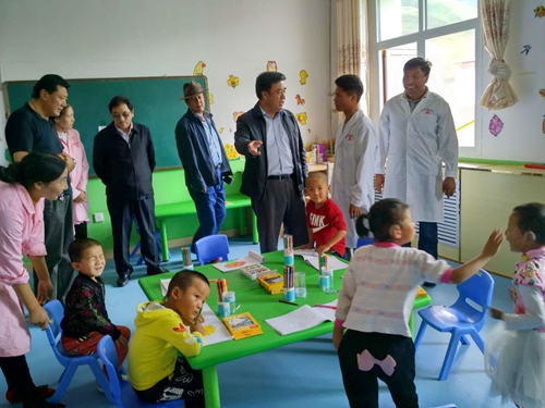 图为相自成一行调研残疾人工作