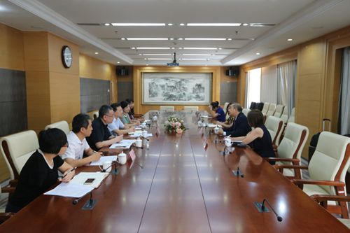 贾勇在京会见国际狮子会前会长谭荣根先生