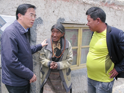 图为调研组走访看望阿里地区日土县贫困残疾牧民