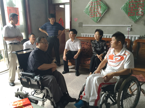 图为调研组一行走访慰问农村贫困残疾人家庭