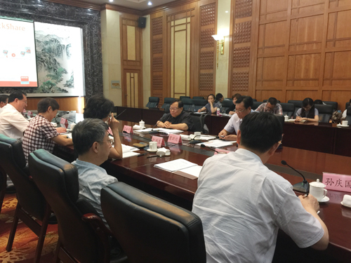 图为调研组参加山东省加快推进残疾人小康进程座谈会