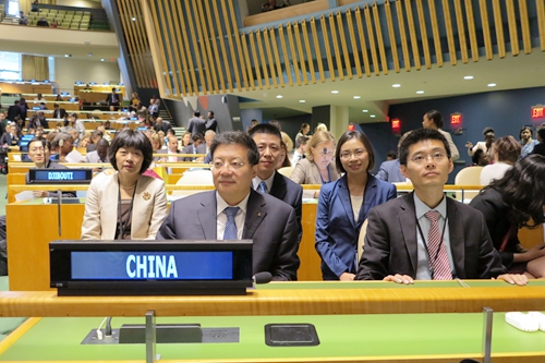 图为中国残联副理事长贾勇出席大会并发言